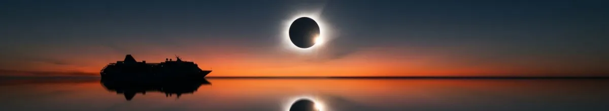 Sonnenfinsternis-Kreuzfahrt 2027: ein Schiff unter der totalen Finsternis Kreuzfahrtschiff als Silhouette auf ruhiger See unter einer totalen Sonnenfinsternis mit leuchtender Korona am Horizont.