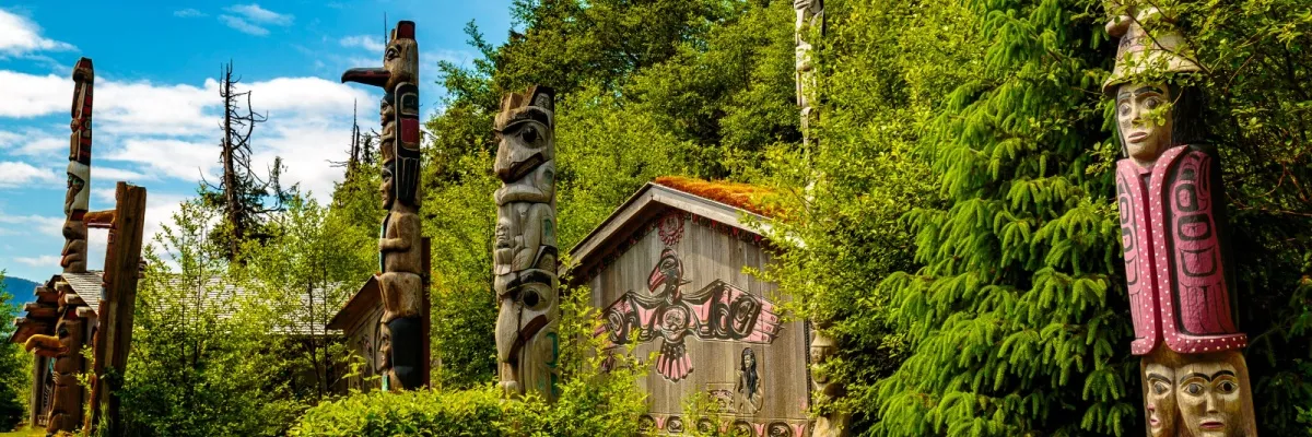 Alaska im Sommer 2026 entdecken Totempfähle bei Ketchikan, Alaska