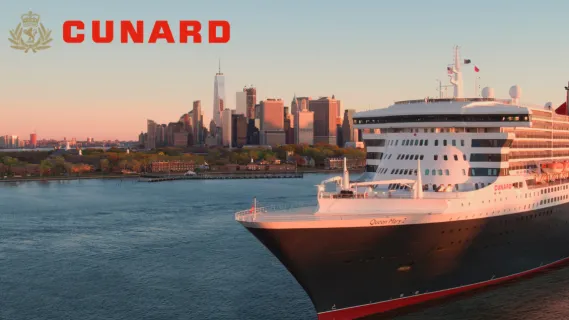 Queen Mary 2 vor der Skyline von New York bei Sonnenuntergang - Symbolbild für Ihre Chance auf spektakuläre Reisen dank des Cunard Frühbucherbonus.