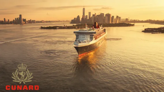 Die Queen Mary 2 bei New York Die Queen Mary 2 verlässt New York in der Morgendämmerung - Symbolbild für Ihre Chance auf spektakuläre Reisen dank des Cunard Frühbucherbonus.