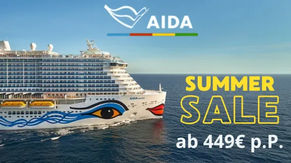 Ein großes Kussmundschiff, AIDAcosma, fährt bei gutem Wetter über das Meer.
