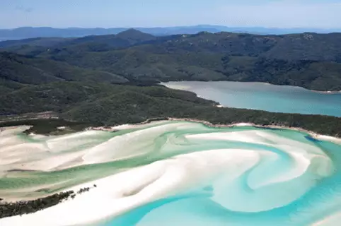 Auf dem Luftbild lassen sich die Verwirbelungen von Sand und Wasser am Whitehaven Beach besonders gut erkennen.