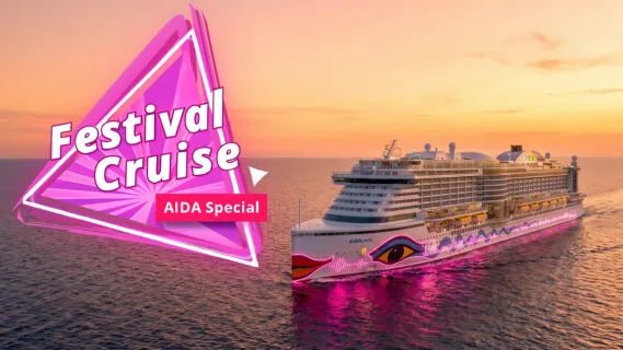 AIDAperla im Sonnenuntergang auf dem Meer. Links daneben das Logo der AIDA Festival Cruise 2027 in pink und weiß.