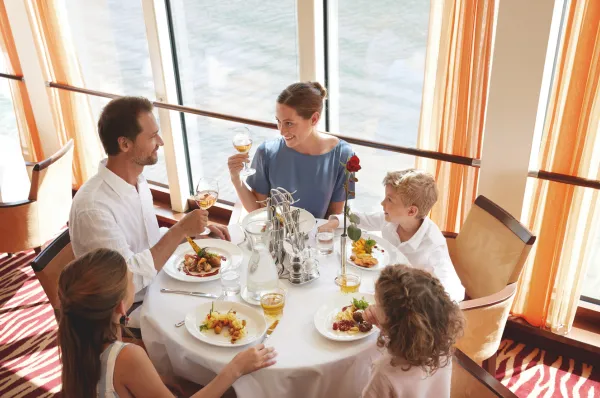 Marktrestaurant der A-ROSA AQUA Familie beim Essen im Marktrestaurant der A-ROSA AQUA am Panoramafenster