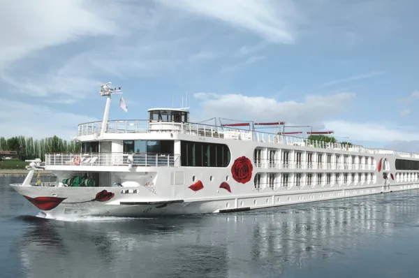 A-ROSA AQUA Flusskreuzfahrtschiff A-ROSA AQUA in Fahrt mit den markanten A-Rosa Rosen am Bug.