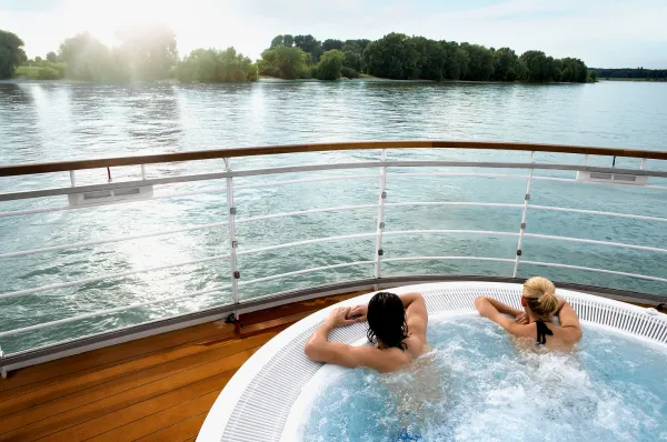 Whirlpool auf dem Sonnendeck der A-ROSA AQUA Whirlpool im SPA-Außenbereich.