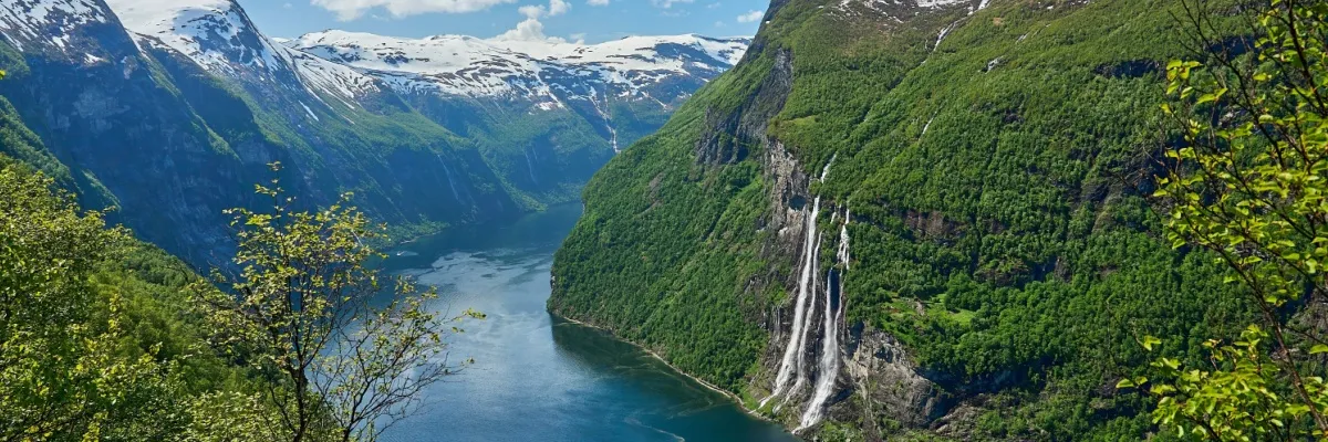 Mit 100 € Rabatt nach Nordeuropa Luftbild des Wasserfalls Sieben Schwestern im Geirangerfjord