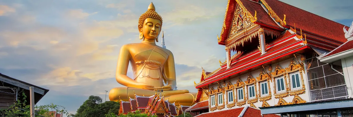Asien-Kreuzfahrten zum Tag des Kusses Goldener, sitzender Buddha im Tempel Wat Paknam Phasi Charoen in Bangkok