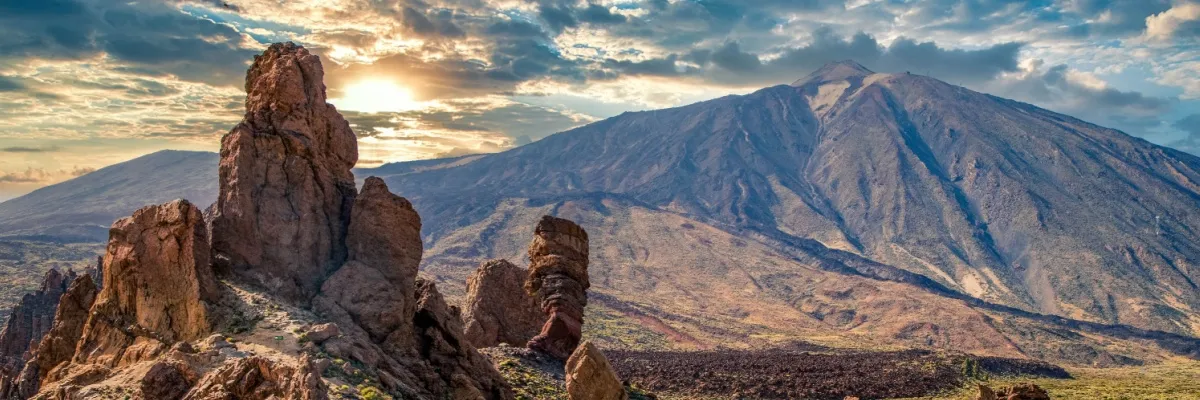 Zum Tag des Kusses auf die Kanaren Vulkanlandschaft mit Felsnadeln und dem Vulkan Teide auf Teneriffa.