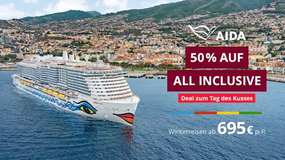 AIDAcosma vor einer Küstenstadt. Daneben die Aufschrift "50% auf All Inclusive", "Deals zum Tag des Kusses" und "Winterreisen ab 695 € p. P."