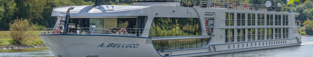 Die MS Antonio Bellucci von Thurgau Travel auf einer Flusskreuzfahrt durch ein grünes Flusstal.