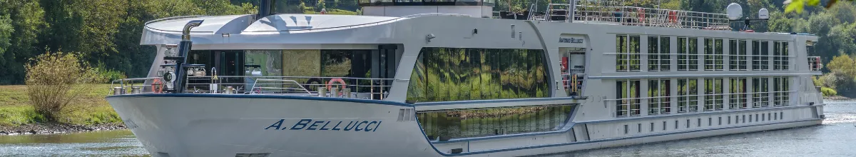Die MS Antonio Bellucci von Thurgau Travel auf einer Flusskreuzfahrt durch ein grünes Flusstal.