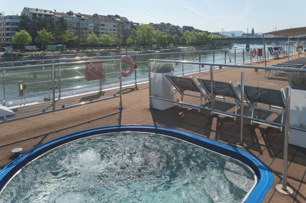 Whirlpool auf dem Sonnendeck der MS Antonio Bellucci mit Liegen und Blick auf den Fluss.