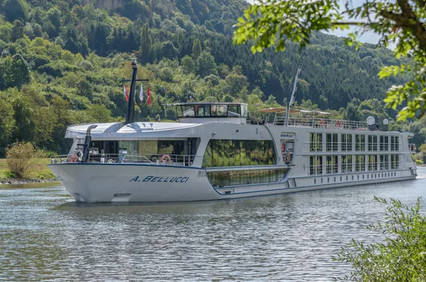 Die MS Antonio Bellucci von Thurgau Travel auf einer Flusskreuzfahrt durch ein grünes Flusstal.