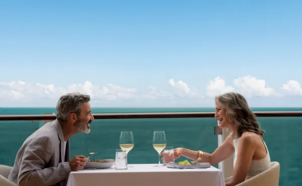 NCL Kulinarik entdecken Ein Paar beim Essen draußen an Bord des Schiffes.