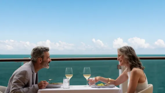 Ein Paar genießt das Abendessen an Bord von NCL Aqua.