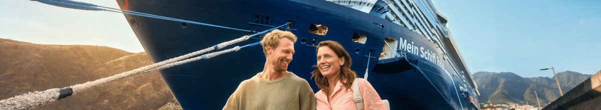 Ein glückliches Pärchen vor der Mein Schiff Relax.