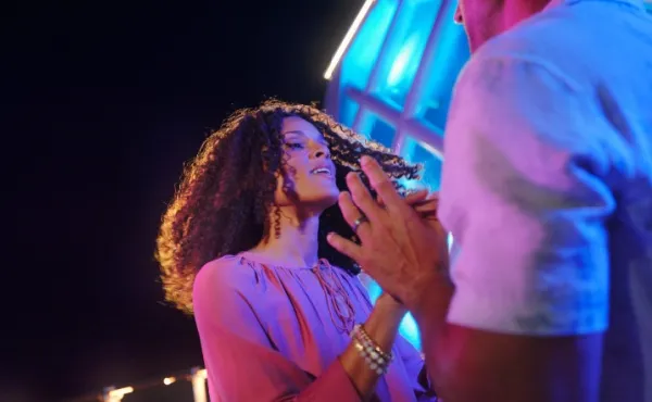 NCL Partys entdecken Ein Pärchen tanzt auf der Party an Bord von Norwegian Cruise Line unter den Sternen.