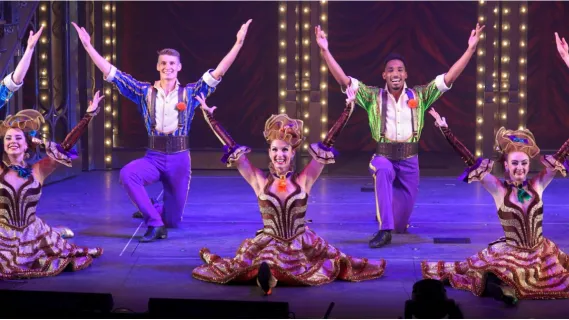 Norwegian Cruise Line Entertainment auf See Die Produktion Paradis – Teil des Entertainment-Programms an Bord von Norwegian Cruise Line.