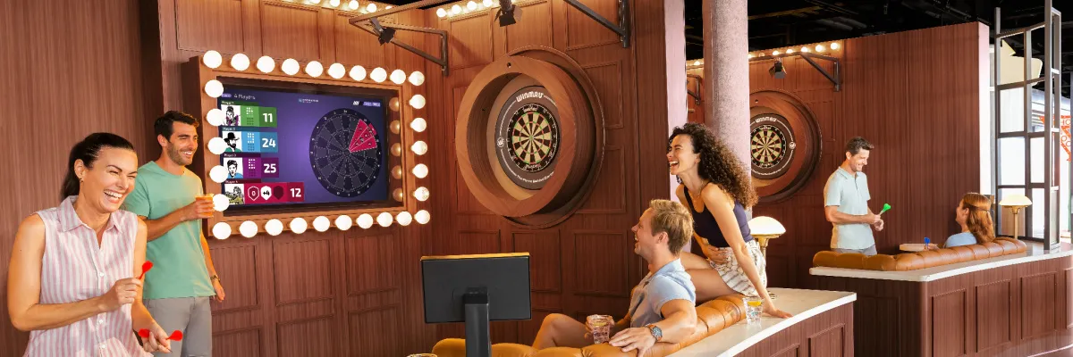 NCL Lifestyle-Flotte: Interaktives Darts an Bord Gäste spielen gut gelaunt Darts im stilvollen „The Bull’s Eye“ Loungebereich an Bord der Norwegian Cruise Line Lifestyle-Flotte.