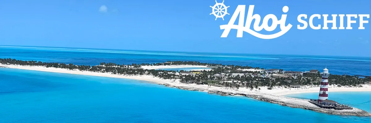 Mit Kabinenupgrade in die Karibik Blick von MSC World America aus auf die Privatinsel Ocean Cay - MSC Marine Reserve auf den Bahamas. Rechts ein rot-weißer Leuchtturm, daneben der Strand und Häuser. Rechts oben das Ahoi-Schiff-Logo in weiß.