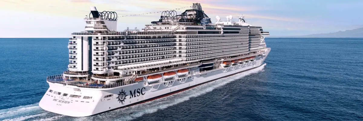 Lange Reisen mit Kabinen-Upgrade MSC Seaview von seitlich hinten auf dem Meer.