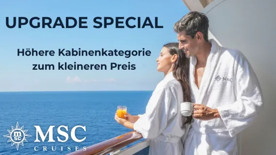 Balkonkabine buchen, Außenkabine zahlen – nur bis 31.07.2026 Ein Pärchen im weißen Bademantel genießt Kaffee und Saft an der Brüstung seiner Balkonkabine auf einem MSC Schiff. Links Text: Upgrade-Special Höhere Kabinenkategorie zum kleineren Preis sowie das MSC Logo in Weiß.