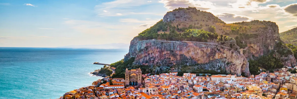 Mittelmeer Costa Kreuzfahrt Winter 2026 2027 Eine Drohnenaufnahme einer Stadt bei Palermo auf Sizilien.