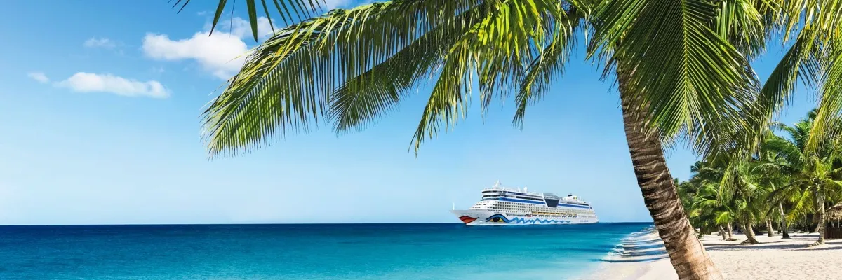 AIDAdiva in der Karibik AIDAdiiva in der Karibik. Das Schiff fährt an einem Sandstrand mit Palmen vorbei