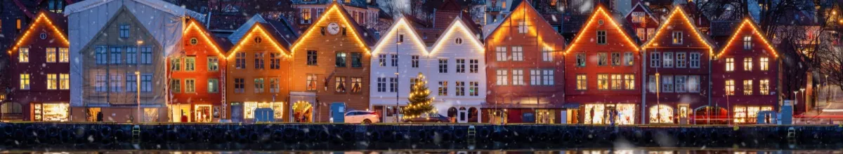 Die bunten Häuser in Bergen leuchten in der Nacht im Winter.
