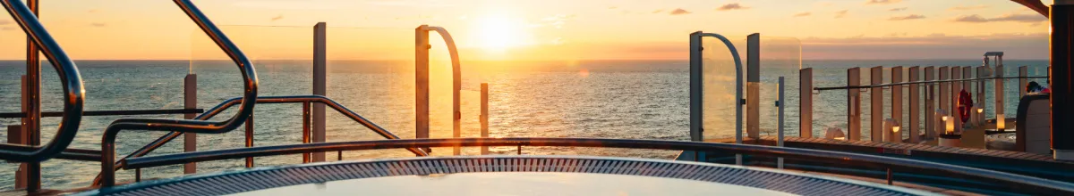 Whirlpool auf dem Außendeck eines AIDA Schiffes bei einem goldenen Sonnenuntergang über dem Meer – passend zu AIDA Last Minute 2026.