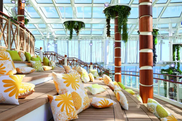 AIDA Last Minute 2026: Entspannte Wohlfühlmomente im wetterunabhängigen Beachclub auf AIDAnova erleben Lichtdurchfluteter Beachclub mit gemütlichen Lounge-Kissen unter der Glaskuppel an Bord von AIDAcosma – passend zu AIDA Last Minute 2026