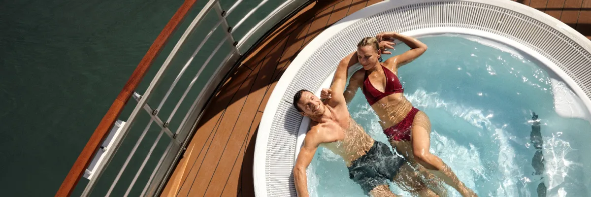 Paar entspannt im Whirlpool auf dem Sonnendeck einer A-ROSA Flusskreuzfahrt.