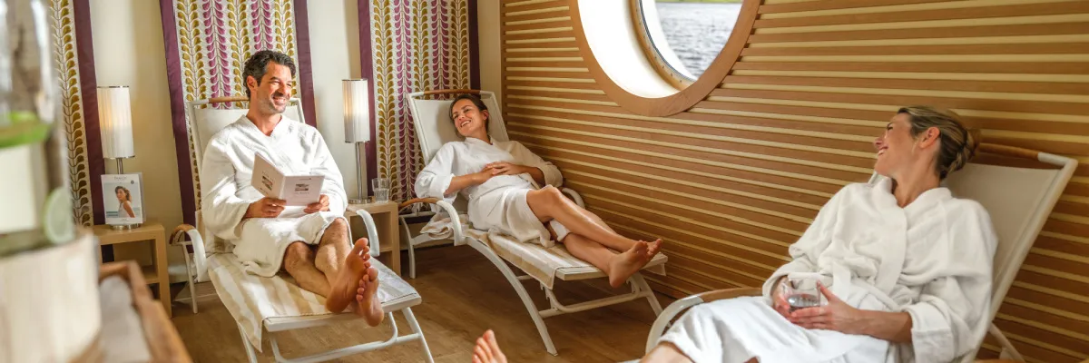 Gäste entspannen im Bademantel im Ruheraum des SPA-ROSA auf einer A-ROSA Flusskreuzfahrt.