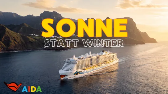 AIDA Kreuzfahrtschiff fährt bei Sonnenuntergang an einer dramatischen Inselküste entlang mit dem Aktionsschriftzug Sonne statt Winter.