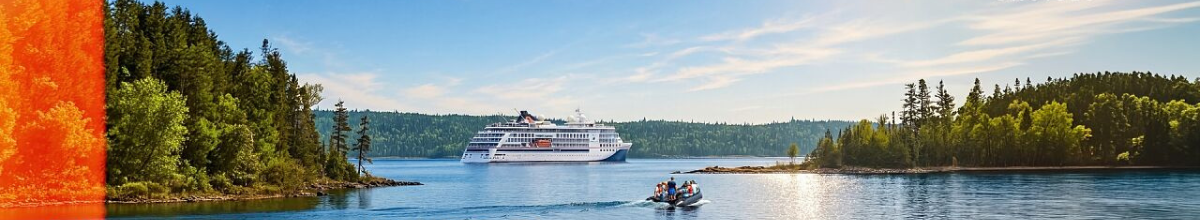 Panorama-Banner der HANSEATIC inspiration von Hapag-Lloyd Cruises in einer idyllischen Bucht der Großen Seen mit Gästen im Zodiac.