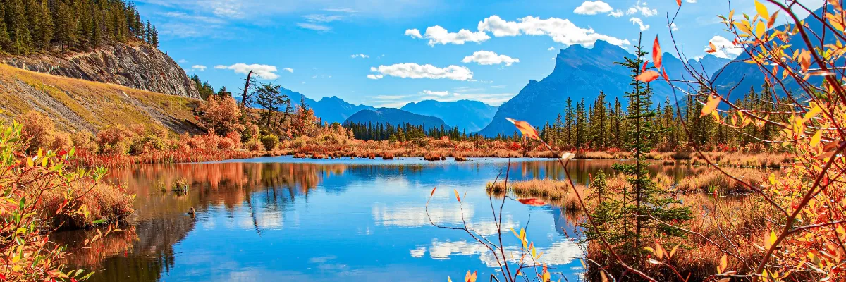 Hapag-Lloyd Cruises: Indian Summer Expedition zu den Great Lakes Herbstlich leuchtende Indian-Summer-Landschaft Nordamerikas mit rot-goldenen Wäldern und Bergspiegelung im See auf einer Expedition von Hapag-Lloyd Cruises.