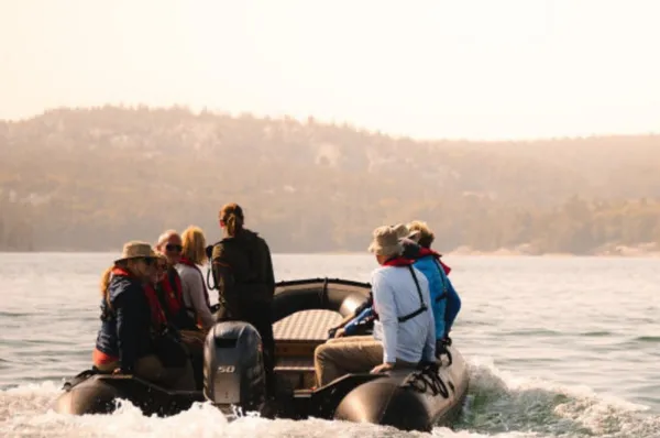 Hapag-Lloyd Cruises: Exklusive Zodiac-Fahrt auf den Great Lakes Gäste von Hapag-Lloyd Cruises während einer Zodiac-Exkursion in der unberührten Natur der Großen Seen.