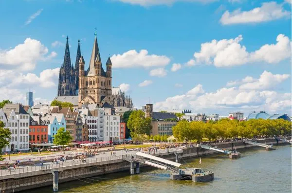 Die schönsten Routen von Thurgau Avanti entdecken Blick über Köln und die Kathedrale am Rhein. Im Hintergrund sieht man den Himmel mit Wolken.