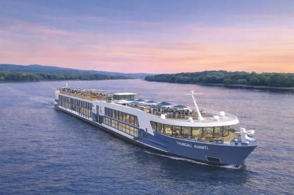 Thurgau Avanti entdecken Das neue Schiff Thurgau Avanti im Wasser während eines Sonnenuntegangs.
