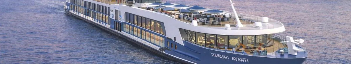 Die elegante MS Thurgau Avanti gleitet ruhig über das glitzernde Wasser.