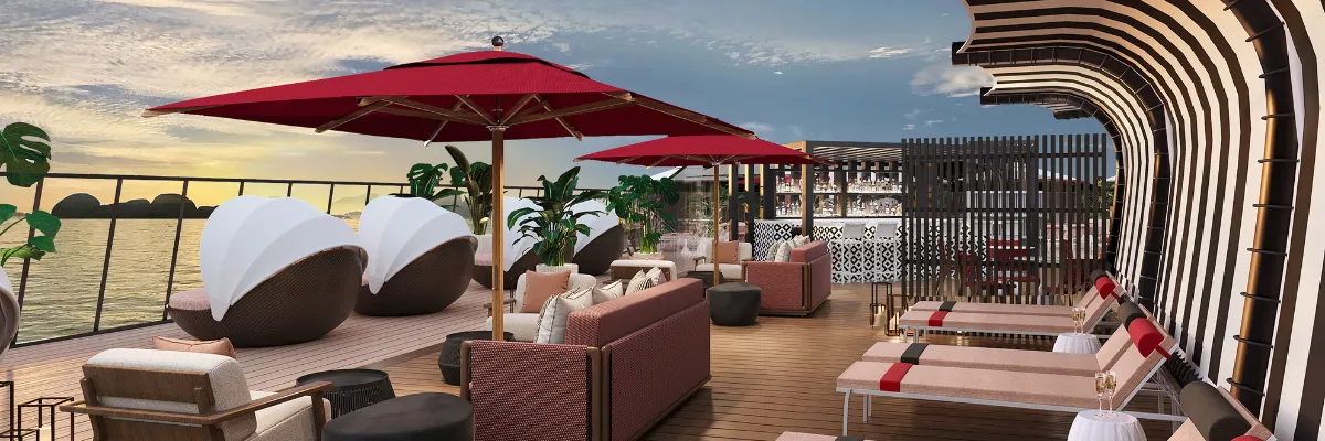 Exklusive Entspannung im Modern Luxury Stil – Lounge-Deck und Sunset-Ambiente an Bord von Celebrity Cruises Elegantes Lounge-Deck auf einem Celebrity Cruises Schiff mit roten Sonnenschirmen, komfortablen Loungebänken, Muschel-Liegesesseln und Bar-Bereich bei Abendstimmung.