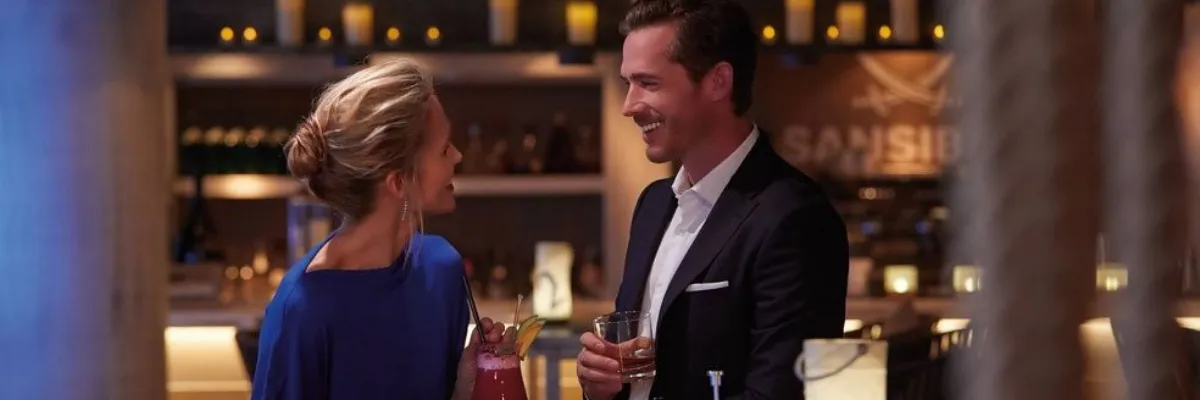 Hapag-Lloyd Cruises Club – Erstklassige Genussmomente und Treuevorteile für Stammgäste Gäste genießen exklusive Cocktails in der stilvollen Atmosphäre der Sansibar an Bord eines Hapag-Lloyd Cruises Schiffes.