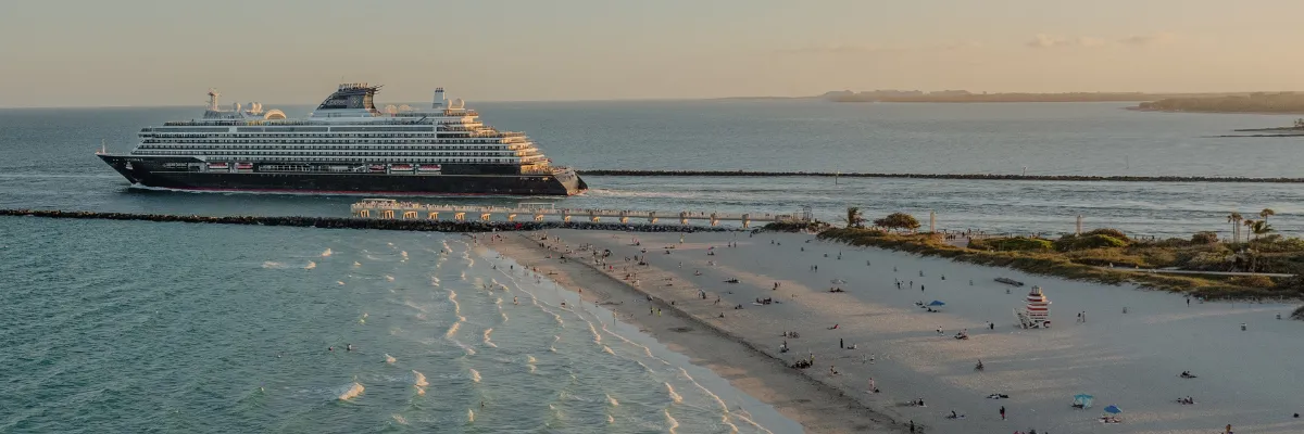 Explora Journeys: An Invitation to Celebrate – Karibik Ein luxuriöses Explora Journeys Schiff ankert an einem ruhigen Strand in der Nähe von Miami.