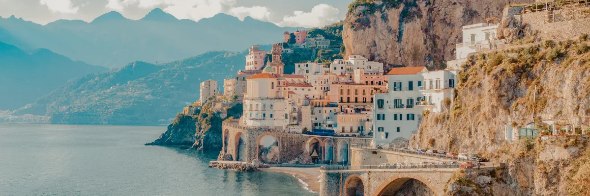 Explora Journeys Mittelmeer Kreuzfahrt Eine mediterrane Küstenstadt direkt in den Felsen gebaut. Reisen Sie mit Explora Journeys ins Mittelmeer.