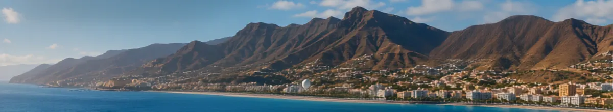 Die Skyline con Gran Canaria bei den Kanarischen Inseln. Hinter der Stadt türmen sich hohe Berge.