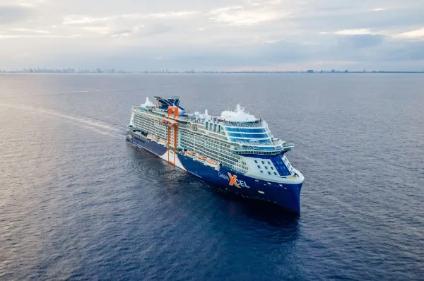 Die Celebrity Xcel entdecken Das Schiff Celebrity Xcel iat auf dem Meer unterwegs.
