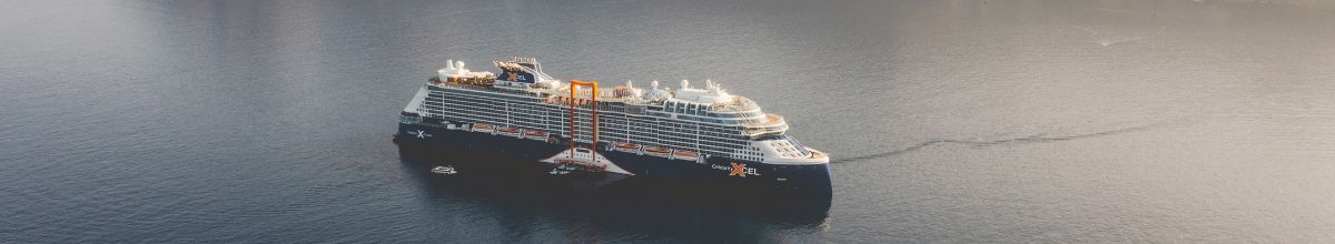Die Celebrity Xcel – ein Schiff der Reederei Celebrity Cruises, fährt auf dem Meer in Santorini.