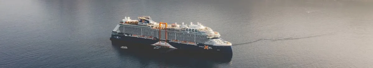 Die Celebrity Xcel – ein Schiff der Reederei Celebrity Cruises, fährt auf dem Meer in Santorini.