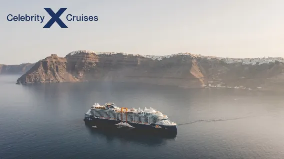 Das Schiff Celebrity Xcel aus der Vogelperspektive gleitet im Wasser und im Hintergrund sind Gebirge zu sehen. Oben links ist das Logo von Celebrity Cruises.